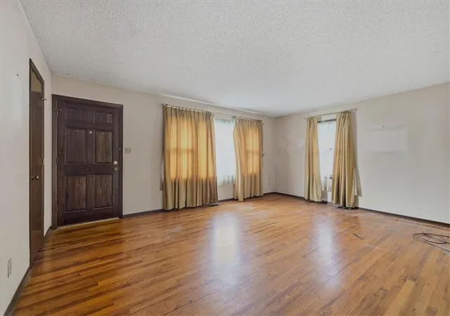 Photo 4 of Single family home for sale at 2115 SE Jefferson St, Topeka, KS 66605 | MLS# 2643334 | Listing updated on 2026-10-05