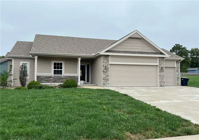Photo 2 of Single family home for sale at 11901 Tracy Ave N, Kansas City, MO 64155 | MLS# 2643335 | Listing updated on 2026-10-30