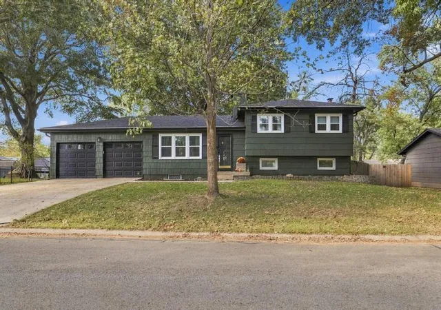 Photo 3 of Sale Pending at 7402 Edgewood Blvd, Shawnee, KS 66203 | MLS# 2643336 | Listing updated on 2026-10-18