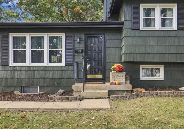 Photo 2 of Sale Pending at 7402 Edgewood Blvd, Shawnee, KS 66203 | MLS# 2643336 | Listing updated on 2026-10-18