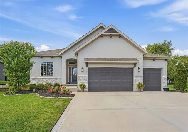 Photo 1 of Sale Pending at 4404 Sw Nautilus Pl, Lees Summit, MO 64082 | MLS# 2643340 | Listing updated on 2026-10-09