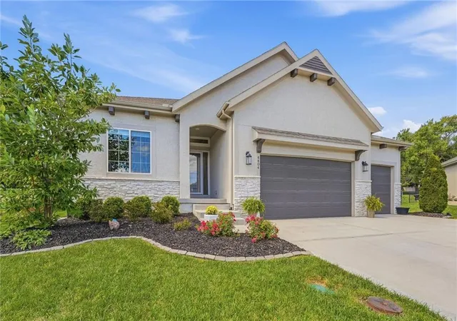Photo 3 of Sale Pending at 4404 Sw Nautilus Pl, Lees Summit, MO 64082 | MLS# 2643340 | Listing updated on 2026-10-09