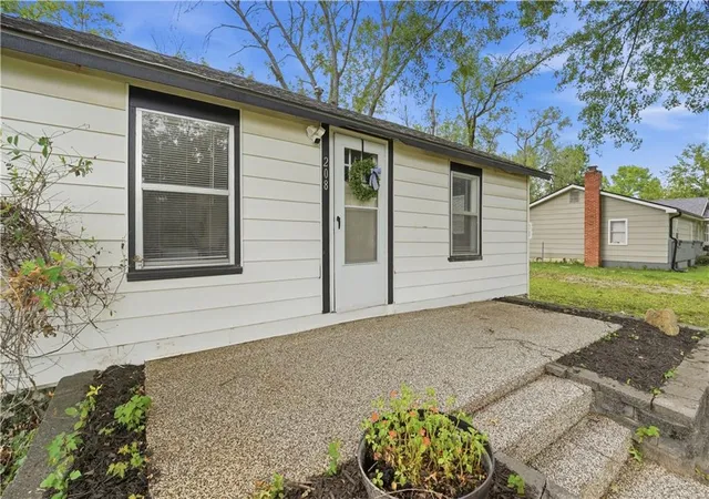 Photo 2 of Sale Pending at 208 S Ohio St, Archie, MO 64725 | MLS# 2643345 | Listing updated on 2026-09-28