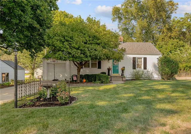 Photo 1 of Sale Pending at 2308 Ne 52nd Terrace, Kansas City, MO 64118 | MLS# 2643347 | Listing updated on 2026-10-10