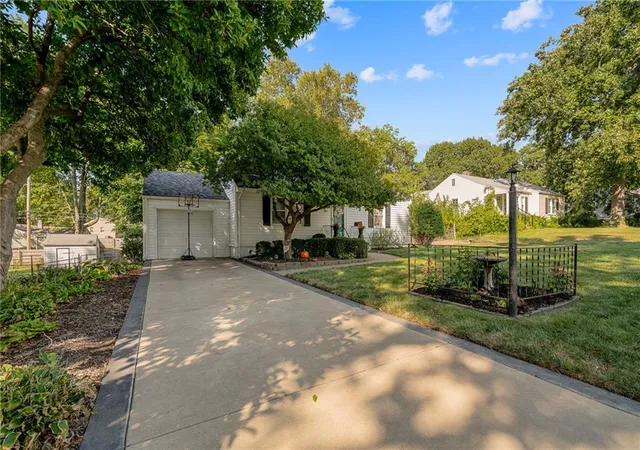 Photo 2 of Sale Pending at 2308 Ne 52nd Terrace, Kansas City, MO 64118 | MLS# 2643347 | Listing updated on 2026-10-10