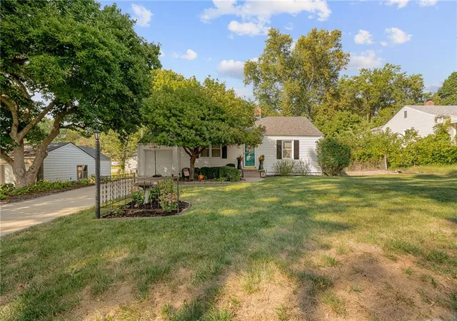 Photo 4 of Sale Pending at 2308 NE 52nd Terrace, Kansas City, MO 64118 | MLS# 2643347 | Listing updated on 2026-10-10