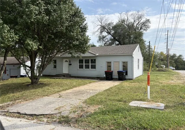 Single family home for sale at 418 W Culton St, Warrensburg, MO 64093 | MLS# 2643348
