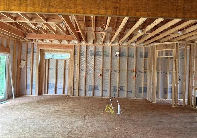 Photo 4 of Single family home for sale at 521 Arbor Ln, Liberty, MO 64068 | MLS# 2643352 | Listing updated on 2026-09-26