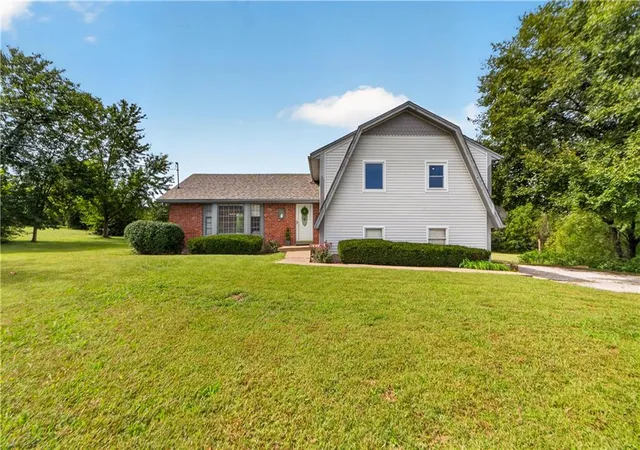 Photo 2 of Sale Pending at 16600 Switzer Rd, Overland Park, KS 66221 | MLS# 2643358 | Listing updated on 2026-10-09