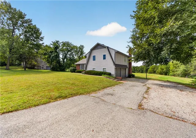 Photo 3 of Sale Pending at 16600 Switzer Rd, Overland Park, KS 66221 | MLS# 2643358 | Listing updated on 2026-10-09