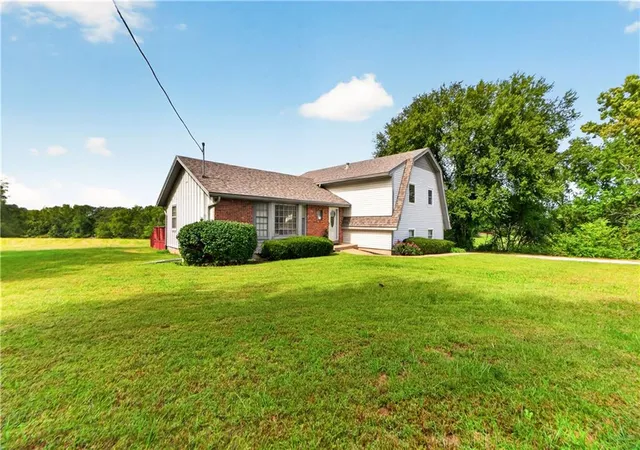 Photo 3 of Sale Pending at 16600 Switzer Rd, Overland Park, KS 66221 | MLS# 2643358 | Listing updated on 2026-10-09
