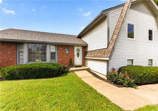 Photo 4 of Sale Pending at 16600 Switzer Rd, Overland Park, KS 66221 | MLS# 2643358 | Listing updated on 2026-10-09