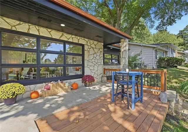 Photo 2 of Sale Pending at 980 Nw S Shore Dr, Kansas City, MO 64151 | MLS# 2643365 | Listing updated on 2026-09-29