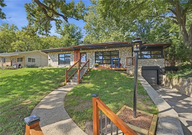 Photo 3 of Sale Pending at 980 Nw S Shore Dr, Kansas City, MO 64151 | MLS# 2643365 | Listing updated on 2026-09-29