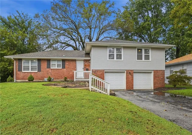Photo 1 of Sale Pending at 3238 Chippewa Dr, Kansas City, MO 64116 | MLS# 2643370 | Listing updated on 2026-10-01
