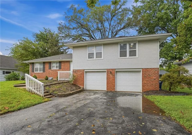 Photo 2 of Sale Pending at 3238 Chippewa Dr, Kansas City, MO 64116 | MLS# 2643370 | Listing updated on 2026-10-01