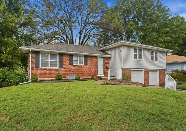 Photo 3 of Sale Pending at 3238 Chippewa Dr, Kansas City, MO 64116 | MLS# 2643370 | Listing updated on 2026-10-01