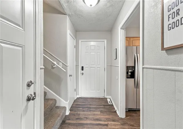 Photo 3 of Sale Pending at 3238 Chippewa Dr, Kansas City, MO 64116 | MLS# 2643370 | Listing updated on 2026-10-01