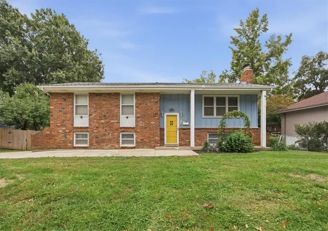 Photo 1 of Single family home for sale at 207 Sw Craigmont Dr, Lees Summit, MO 64081 | MLS# 2643371 | Listing updated on 2026-10-20
