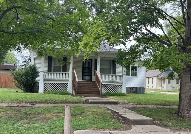 Photo 1 of Single family home for sale at 210 Shawnee St, Paola, KS 66071 | MLS# 2643375 | Listing updated on 2026-09-25