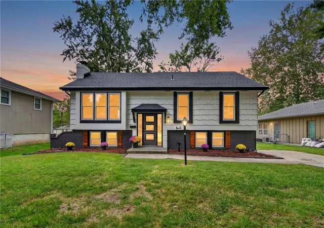 Photo 1 of Single family home for sale at 605 Ne Ash St, Lees Summit, MO 64063 | MLS# 2643383 | Listing updated on 2026-10-03