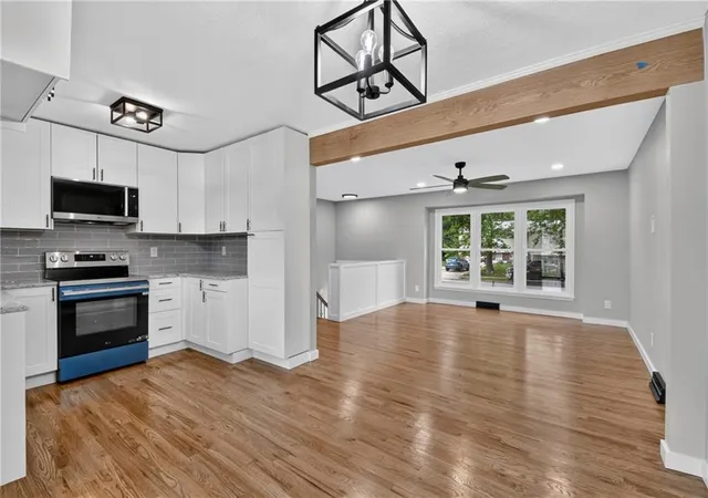 Single family home for sale at 605 NE Ash St, Lees Summit, MO 64063 | MLS# 2643383