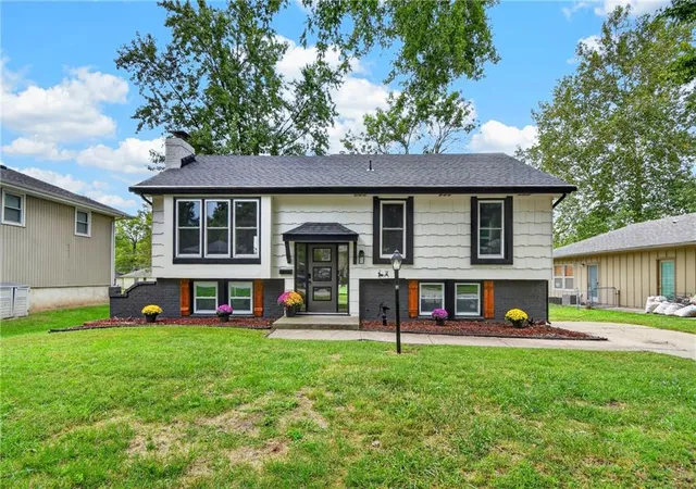Photo 2 of Single family home for sale at 605 Ne Ash St, Lees Summit, MO 64063 | MLS# 2643383 | Listing updated on 2026-10-03