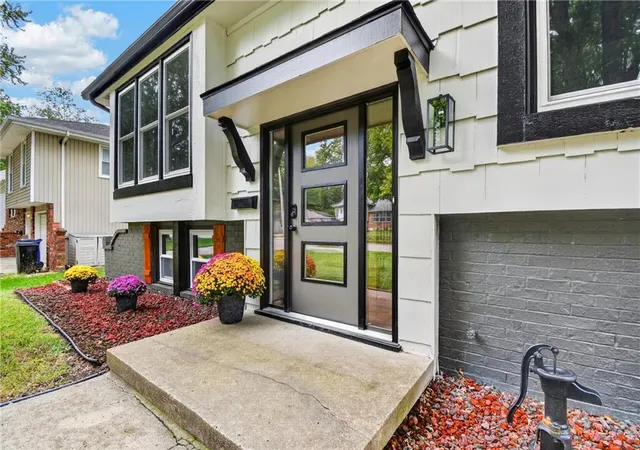 Photo 3 of Single family home for sale at 605 Ne Ash St, Lees Summit, MO 64063 | MLS# 2643383 | Listing updated on 2026-10-03
