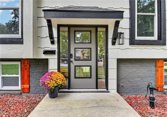 Photo 3 of Single family home for sale at 605 NE Ash St, Lees Summit, MO 64063 | MLS# 2643383 | Listing updated on 2026-10-03