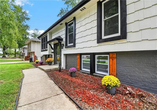 Photo 4 of Single family home for sale at 605 NE Ash St, Lees Summit, MO 64063 | MLS# 2643383 | Listing updated on 2026-10-03