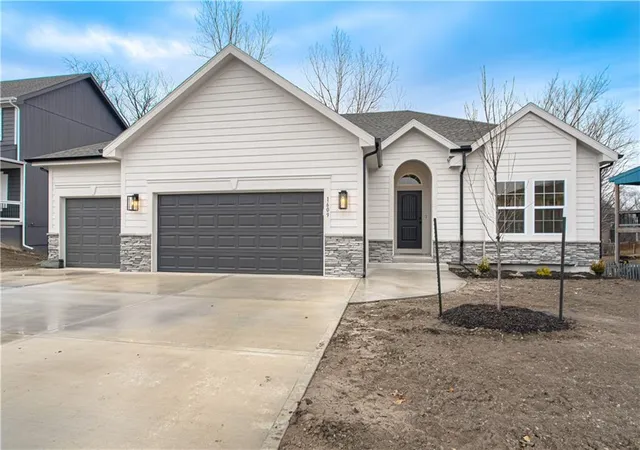 Photo 1 of Single family home for sale at 1107 Oak Ridge St, Kearney, MO 64060 | MLS# 2643385 | Listing updated on 2026-09-24