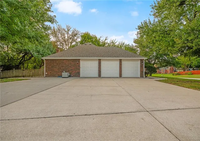 Photo 3 of Sale Pending at 14744 S Village Dr, Olathe, KS 66062 | MLS# 2643391 | Listing updated on 2026-09-28