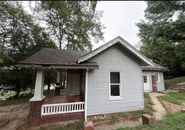 Photo 3 of Single family home for sale at 1321 S 17th Street, Saint Joseph, MO 64507 | MLS# 2643394 | Listing updated on 2026-09-22