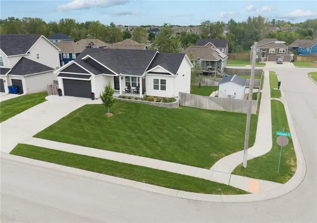 Single family home for sale at 933 N Cottonwood Ct, Tonganoxie, KS 66086 | MLS# 2643399