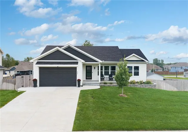 Photo 1 of Single family home for sale at 933 N Cottonwood Ct, Tonganoxie, KS 66086 | MLS# 2643399 | Listing updated on 2026-10-05