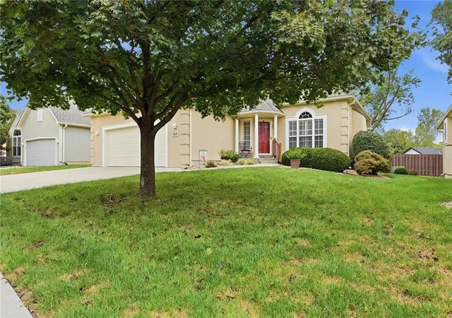 Photo 3 of Sale Pending at 2633 Kensington Pl, Leavenworth, KS 66048 | MLS# 2643400 | Listing updated on 2026-10-07
