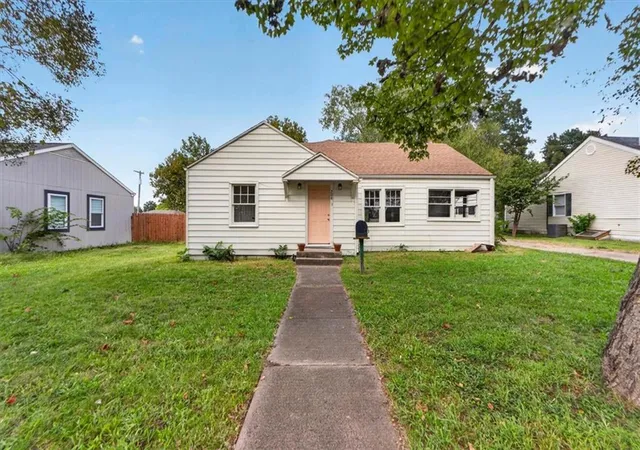 Photo 1 of Single family home for sale at 708 W South St, Harrisonville, MO 64701 | MLS# 2643412 | Listing updated on 2026-10-03
