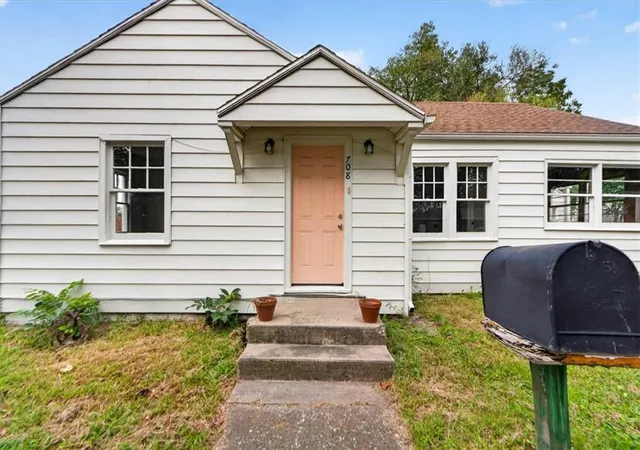 Photo 3 of Single family home for sale at 708 W South St, Harrisonville, MO 64701 | MLS# 2643412 | Listing updated on 2026-10-03