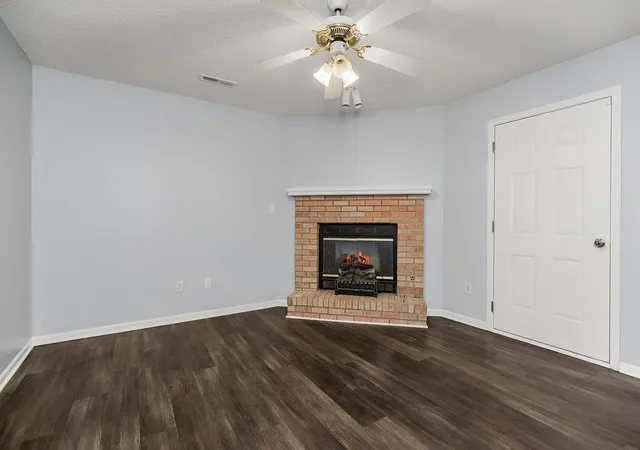 Photo 3 of Condo for sale at 304 E Hansen Ct, Independence, MO 64055 | MLS# 2643417 | Listing updated on 2026-09-23
