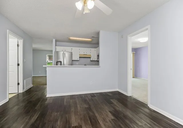 Photo 4 of Condo for sale at 304 E Hansen Ct, Independence, MO 64055 | MLS# 2643417 | Listing updated on 2026-09-23