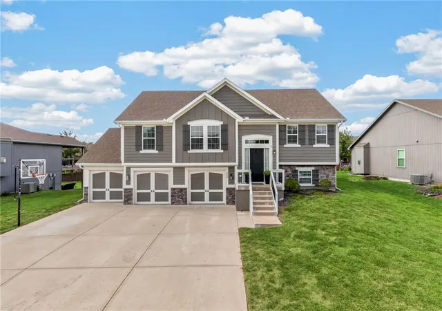 Photo 1 of Single family home for sale at 902 N Cottonwood St, Kearney, MO 64060 | MLS# 2643426 | Listing updated on 2026-10-08