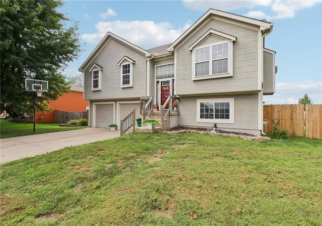Photo 3 of Single family home for sale at 21322 Pin Oak Ln, Peculiar, MO 64078 | MLS# 2643430 | Listing updated on 2026-10-05