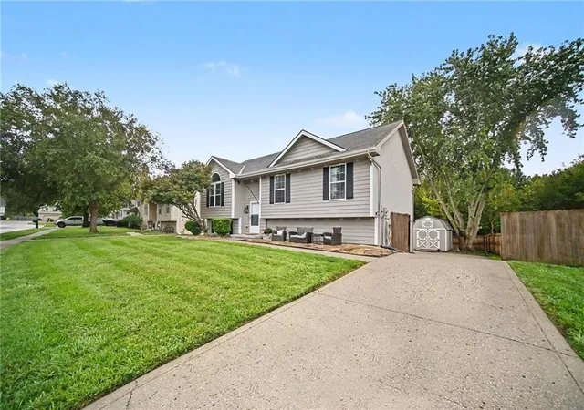 Photo 3 of Single family home for sale at 1001 NE 194th Terrace, Smithville, MO 64089 | MLS# 2643431 | Listing updated on 2026-09-26