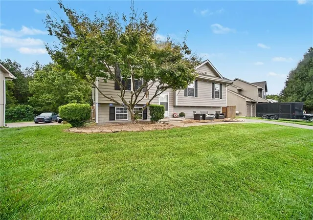 Photo 4 of Single family home for sale at 1001 NE 194th Terrace, Smithville, MO 64089 | MLS# 2643431 | Listing updated on 2026-09-26