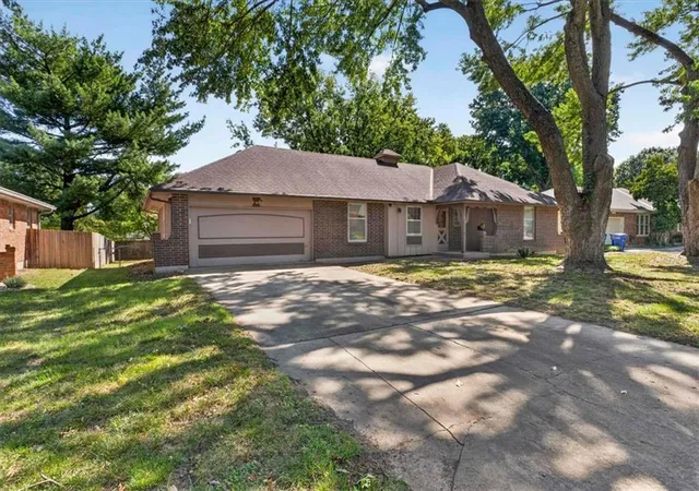 Photo 3 of Single family home for sale at 808 Nw 10th Street, Blue Springs, MO 64015 | MLS# 2643432 | Listing updated on 2026-09-28