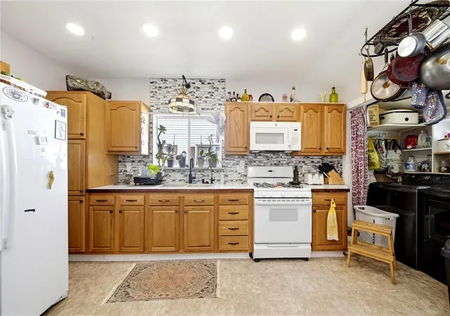 Photo 3 of Sale Pending at 409 Elm St, Perry, KS 66073 | MLS# 2643433 | Listing updated on 2026-10-02