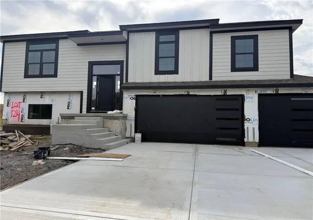 Photo 2 of Single family home for sale at 2129 Deerfield Ter, Liberty, MO 64068 | MLS# 2643442 | Listing updated on 2026-10-19