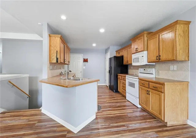 Listing Photo 4 - Condo for sale in building located at 1803 Villa Dr, Warrensburg, MO 64093