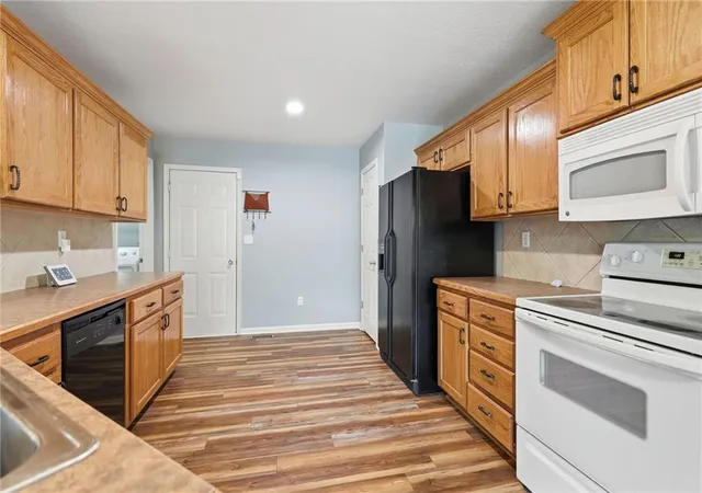 Listing Photo 5 - Condo for sale in building located at 1803 Villa Dr, Warrensburg, MO 64093