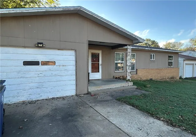 Photo 1 of Sale Pending at 105 Overlook Dr, Coffeyville, KS 67337 | MLS# 2643465 | Listing updated on 2026-09-22